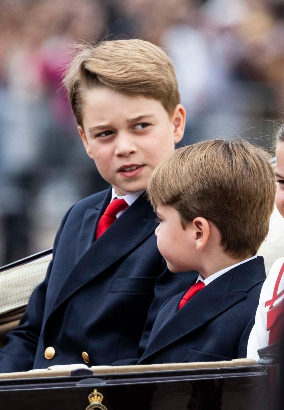 Na internetu je zaokrožila viralna fotografija, na kateri je princ George povsem podoben svoji babici princesi Diani. Komu so najbolj podobni ostali kraljevi otroci? (foto: Profimedia)