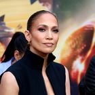 Igralka nas je s to fotografijo pustila brez besed: Jennifer Lopez nosila kopalke v koralni barvi in elegantno ogrlico z imenom (gre za nov trend?)