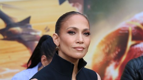 Igralka nas je s to fotografijo pustila brez besed: Jennifer Lopez nosila kopalke v koralni barvi in elegantno ogrlico z imenom (gre za nov trend?)