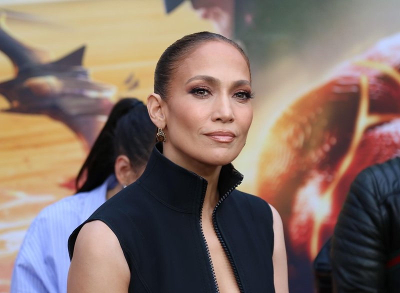 Igralka nas je s to fotografijo pustila brez besed: Jennifer Lopez nosila kopalke v koralni barvi in elegantno ogrlico z imenom (gre za nov trend?) (foto: Profimedia)