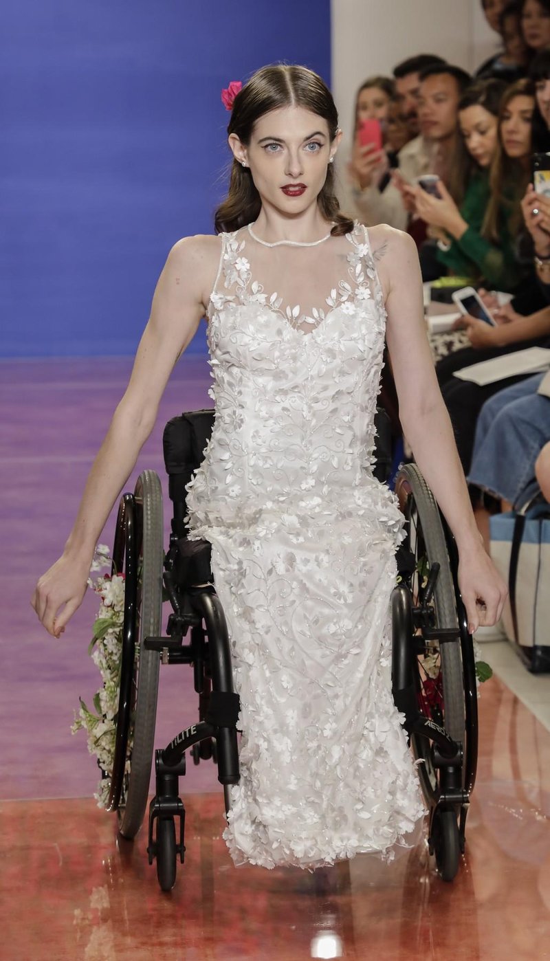 Ali lahko invalidnost v modni industriji obstaja kot nekaj sprejetega in estetskega? (foto: Profimedia)
