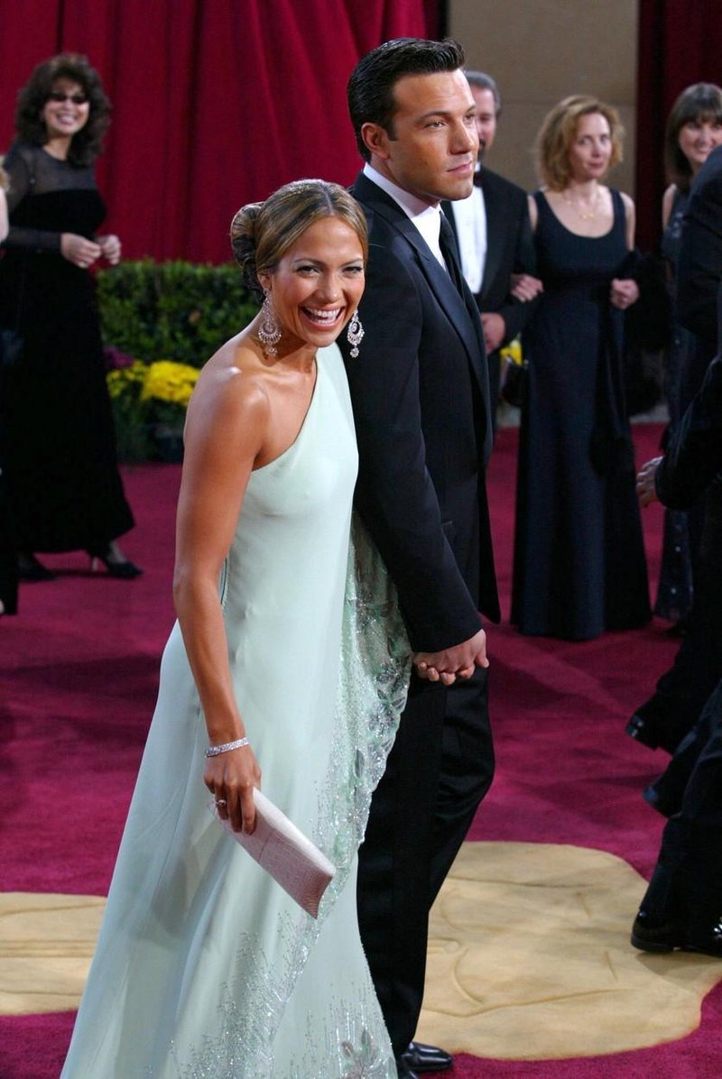Zara izdala neverjetno obleko v slogu Jackie Kennedy, ki jo je Jennifer Lopez nosila na podelitvi oskarjev leta 2003 (foto: Profimedia)