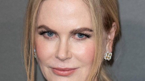 Nicole Kidman: Zanimiv izrez, zaradi katerega je navadna črna obleka magnet za oči