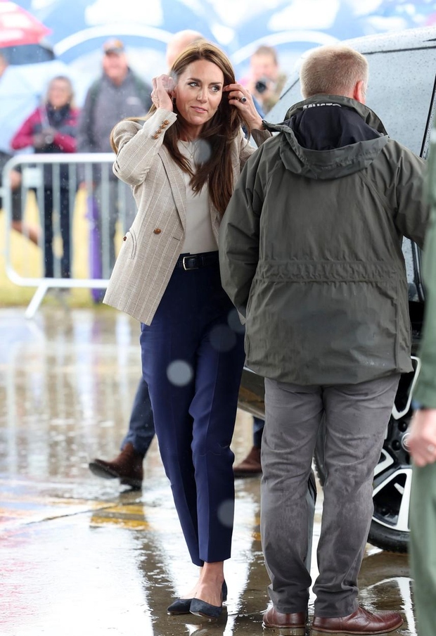 Glede na deževno vreme je bila Kateina obleka presenetljivo jesensko obarvana. Kraljevska družina je semiš balerinke kombinirala s črtastim blazerjem …