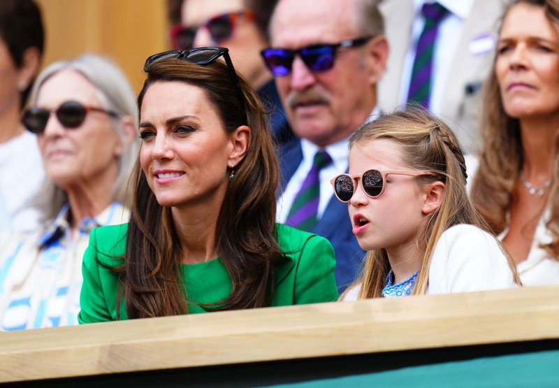 Kate Middleton zgrozila javnost: Ste opazili srhljivo podrobnost na rojstnodnevni fotografiji princese Charlotte?

