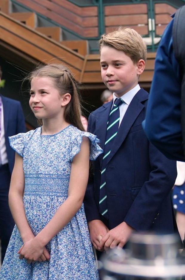 Njen brat George je bil oblečen v mornarsko modro obleko z belo bluzo z gumbi in modro črtasto kravato.