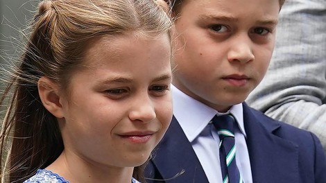 Prikupna v cvetlični modri obleki: Princesa Charlotte prvič na Wimbledonu z bratom Georgeom
