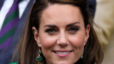 Vse oči na njej: Kate Middleton je bila na finalu Wimbledona z družino videti kraljevsko v zeleni barvi z bež dodatki