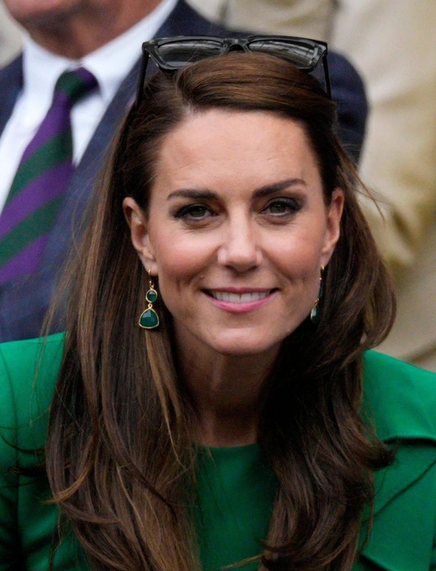 Na letošnjem Wimbledonu smo že videli nekaj neverjetnih modnih kosov. Osupljiva zelena obleka Kate Middleton, ki jo je nosila na …