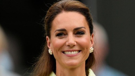 Kate Middleton na ženskem finalu Wimbledona v čudoviti obleki zamenjala belo barvo za zeleno barvo teniških žogic