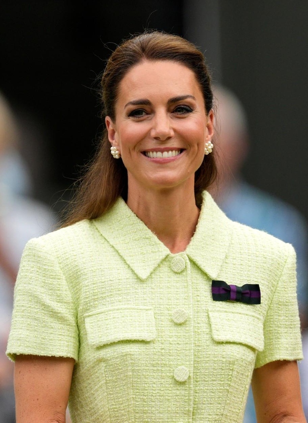 Če je valižanska princesa v 12 letih obiskovanja kraljeve lože v SW19 bele wimbledonske obleke ponavadi obarvala kraljevsko, je letos …