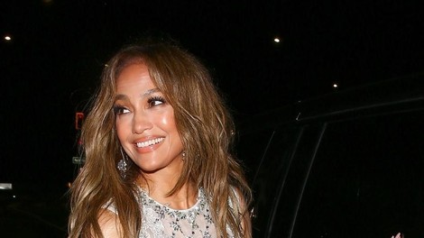 Jennifer Lopez je za obletnico poroke z Benom Affleckom nosila kar dve čudoviti obleki