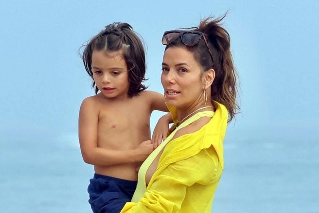 Vroče kopalke, ki bolje pristajajo ženskam z manjšim oprsjem (nosi jih Eva Longoria)