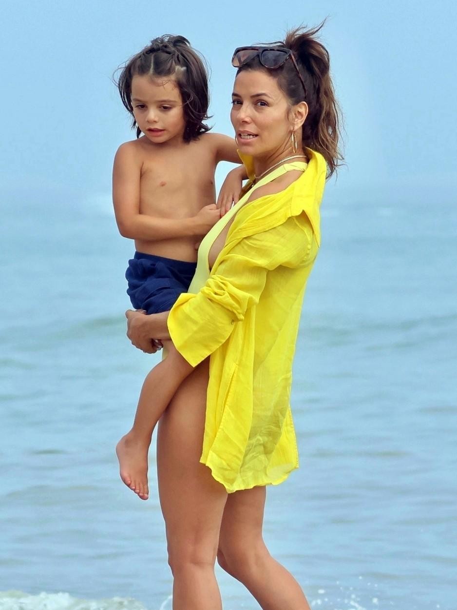 Eva Longoria je bila fotografirana na plaži v Marbelli v vpadljivi poletni kombinaciji, v kateri so prevladovale kopalke živo rumene …