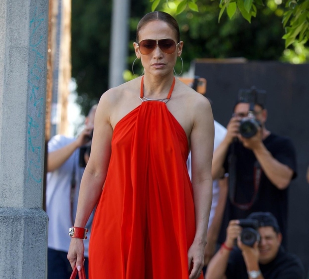 Pevka in igralka se je po ulicah Los Angelesa sprehodila v osupljivi rdeči obleki, v kateri je bila nedvomno v …