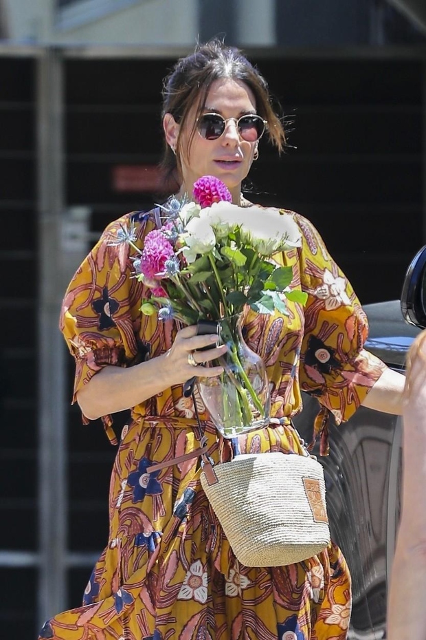 Igralka je bila opažena na redkem izletu v Los Angelesu in je bila videti osupljivo v elegantni obleki s cvetličnim …