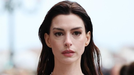 Nova pričeska Anne Hathaway v središču pozornosti in to z razlogom: Igralka se je odločila za seksi kratek paž, posnema pa jo tudi Kim Kardashian