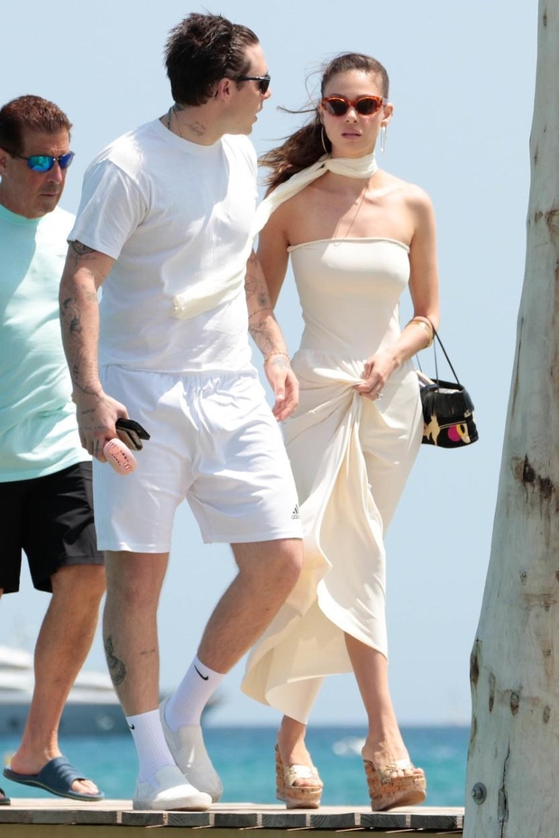 Ko se je z možem Brooklynom Beckhamom in starši odpravila v Club 55 v St Tropezu, je Peltzova izbrala bel …