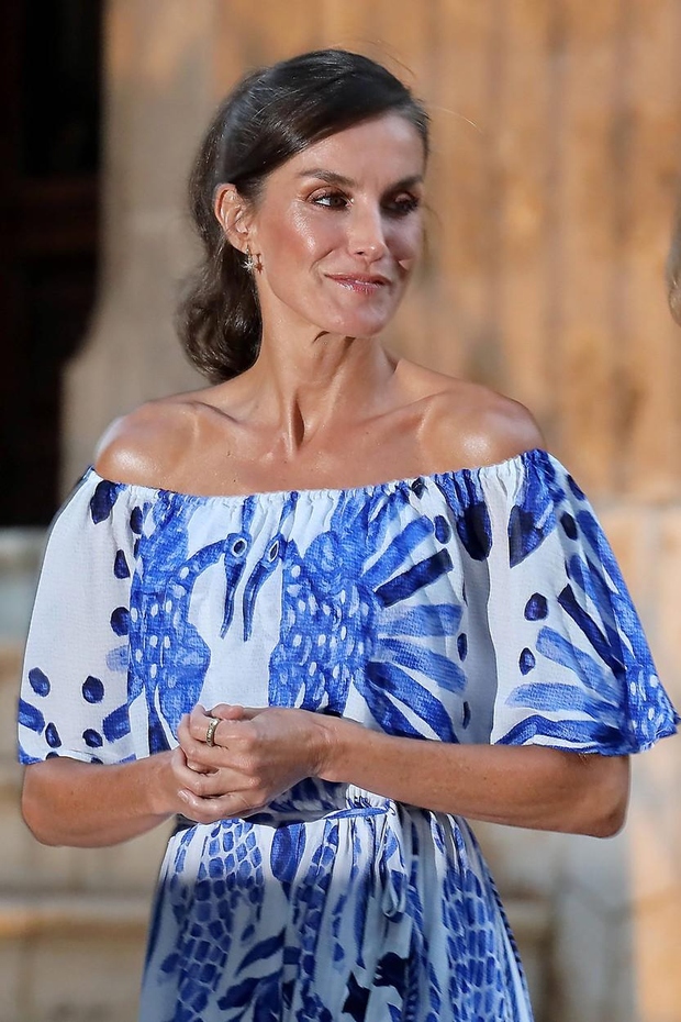 Kraljica Letizia je za to priložnost oblekla novo obleko. Izbrala je model iz skupne kolekcije znamk Desigual in Stella Jean. …