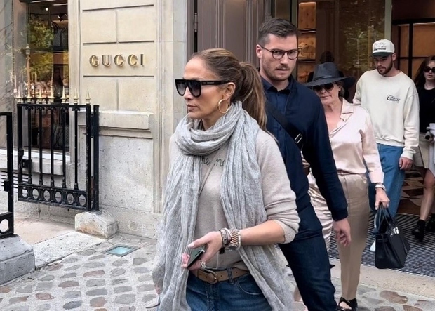 J.Lo je bilo udobno v vrečastih modrih kavbojkah, krem pulover Lingua Franca iz kašmira in visokih platformah, ki jih je …