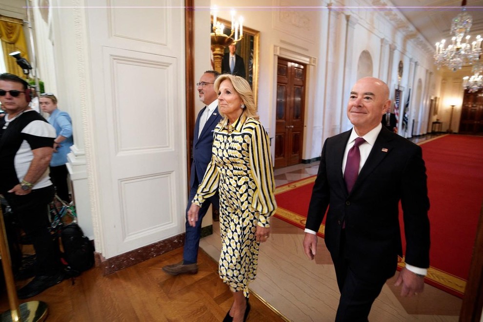 Jill Biden je obleko kombinirala s klasičnimi črnimi petami, v katerih so ženske vedno videti urejene, celotni videz pa je …