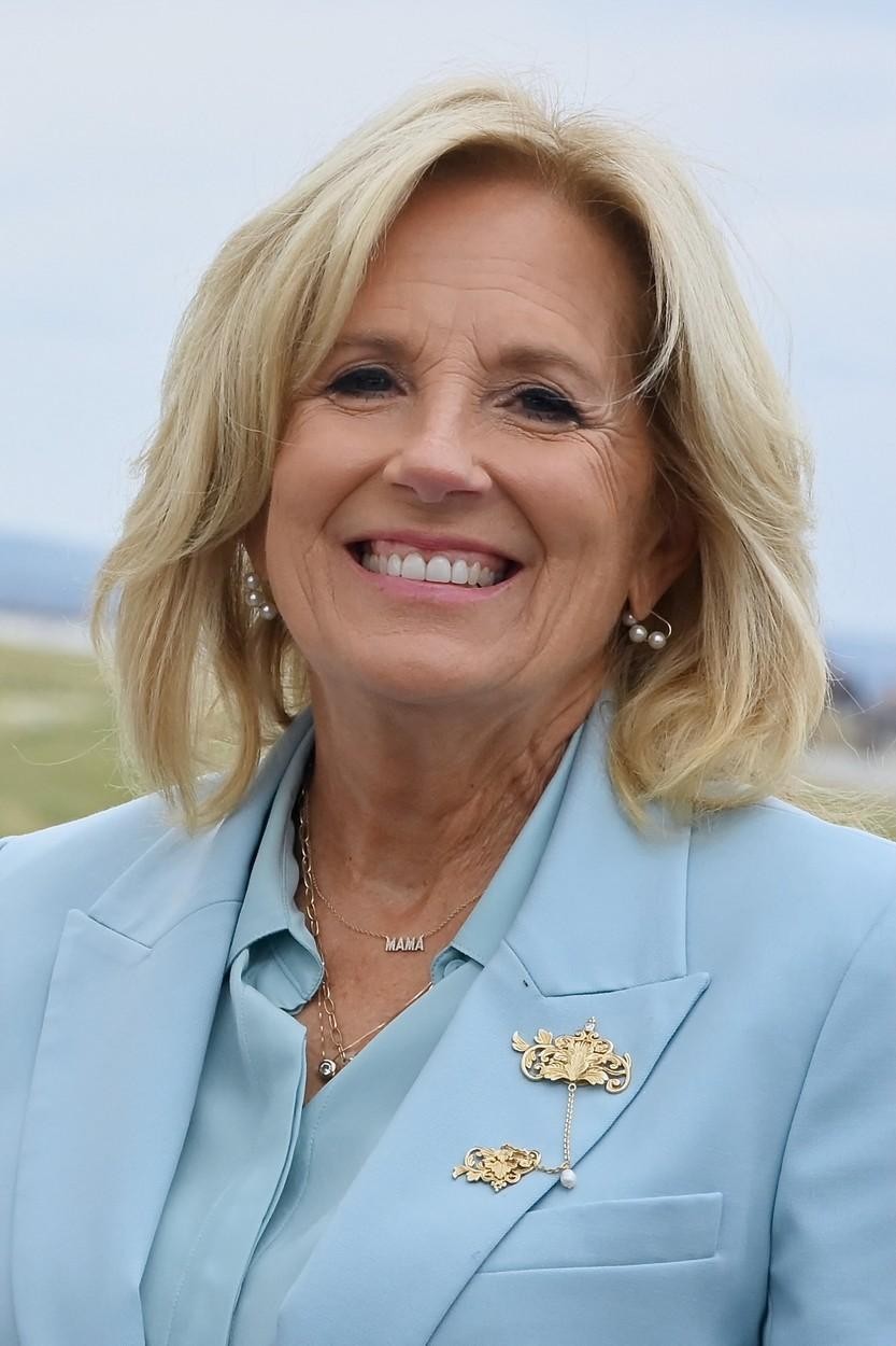 Jill Biden je za to dolžnost izbrala vijoličen stajling, sestavljen iz kostima klasičnega kroja in bluze v istem tonu. Oglejte …