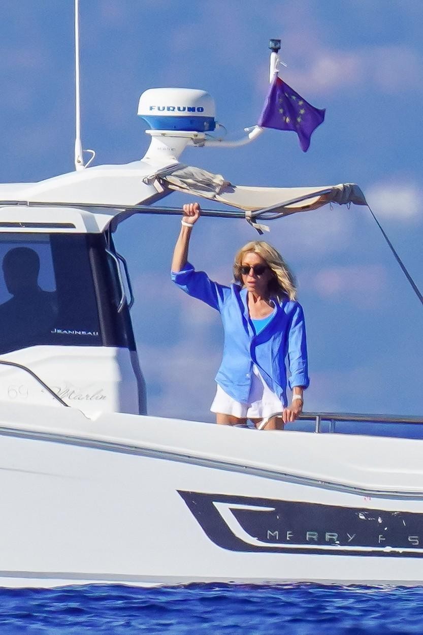 Brigitte Macron: Kombinacija s kratkimi hlačami kot ustvarjena za na plažo