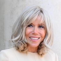 Ne prosojno obleko, Brigitte Macron sredi morja čez nebeško modre enodelne kopalke nosi ta popoln kos