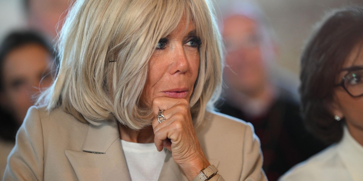 Podaljšajo noge, skrijejo kilograme in se podajo k vsemu: Brigitte Macron nosi hlače, ki so absolutni jesenski must have