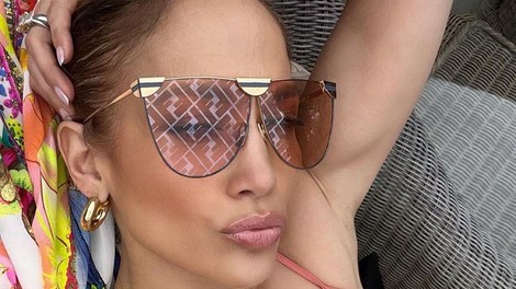 Jennifer Lopez brez ličil in filtrov uči pomembno lekcijo o samozavesti in sprejemanju: "To sem jaz pri 54 letih, sijoča ​​in srečna"