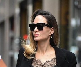 Slovenke ga obožujejo, ker vsak videz naredi bolj prefinjen: Angelina Jolie ima edini plašč, ki ga potrebujete vsako jesen