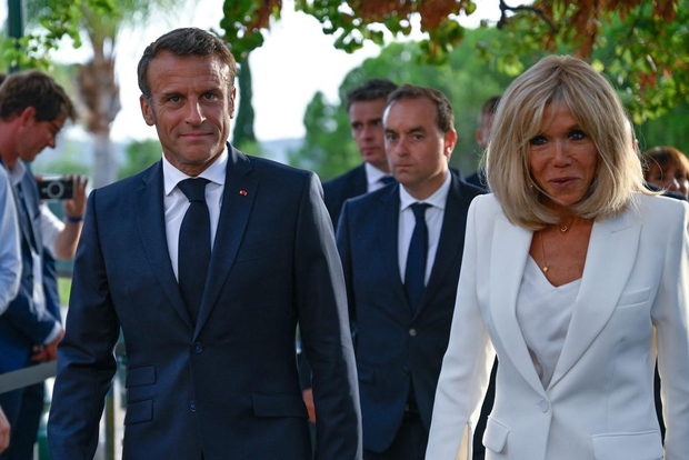 Na slovesnosti ob 79. obletnici osvoboditve mesta Bormes-les-Mimosas se je Brigitte Macron vrnila k eni svojih najljubših videzov: belem kostimu. …