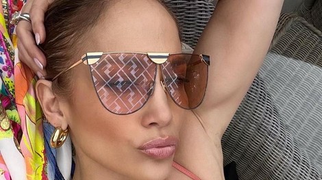 “V tem bodo njene porjavitvene linije grozne”: Jennifer Lopez v kopalkah z največjimi izrezi, ki ste jih kdaj videli
