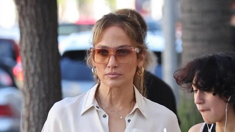 Ko gre 'oversize' predaleč! Jennifer Lopez v prevelikem džins pajacu požela nemalo kritik modnih poznavalcev