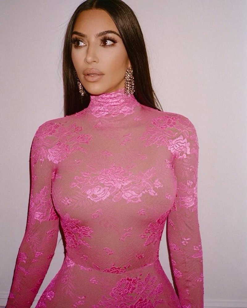 Preobrazba, ki se je ne moremo nagledati: Neprepoznavna Kim Kardashian z novo pričesko, ki spominja na Kris Jenner v 90. letih (foto: Profimedia)