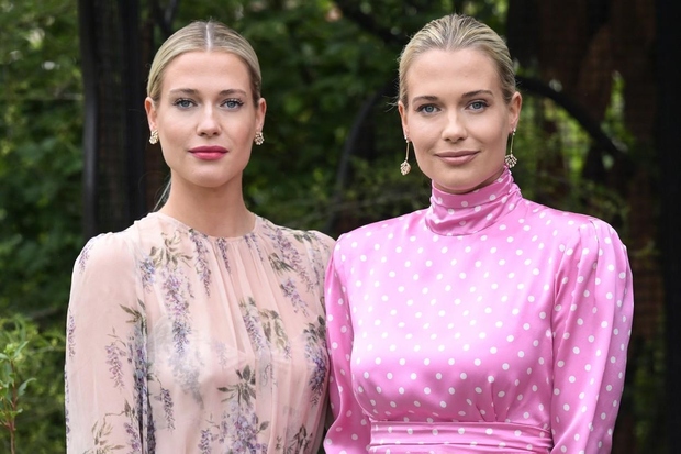 Sestri Spencer sta bili na modni reviji v Nemčiji videti elegantni kot vedno v barvno usklajenih rožnatih oblačilih. Nečakinji princese …
