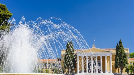 Ali lahko kot turist obiščete prestižno palačo v Atenah, ki bo kmalu gostila številne zvezdnike? (Ne potrebujete VIP-vabila)