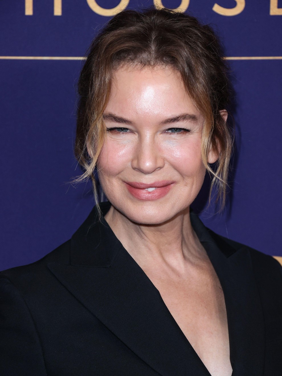 Igralko Renée Zellweger so radovedne bliskavice pred dnevi ujele sredi jutranjega sprehoda z njenim prikupnim psom ...