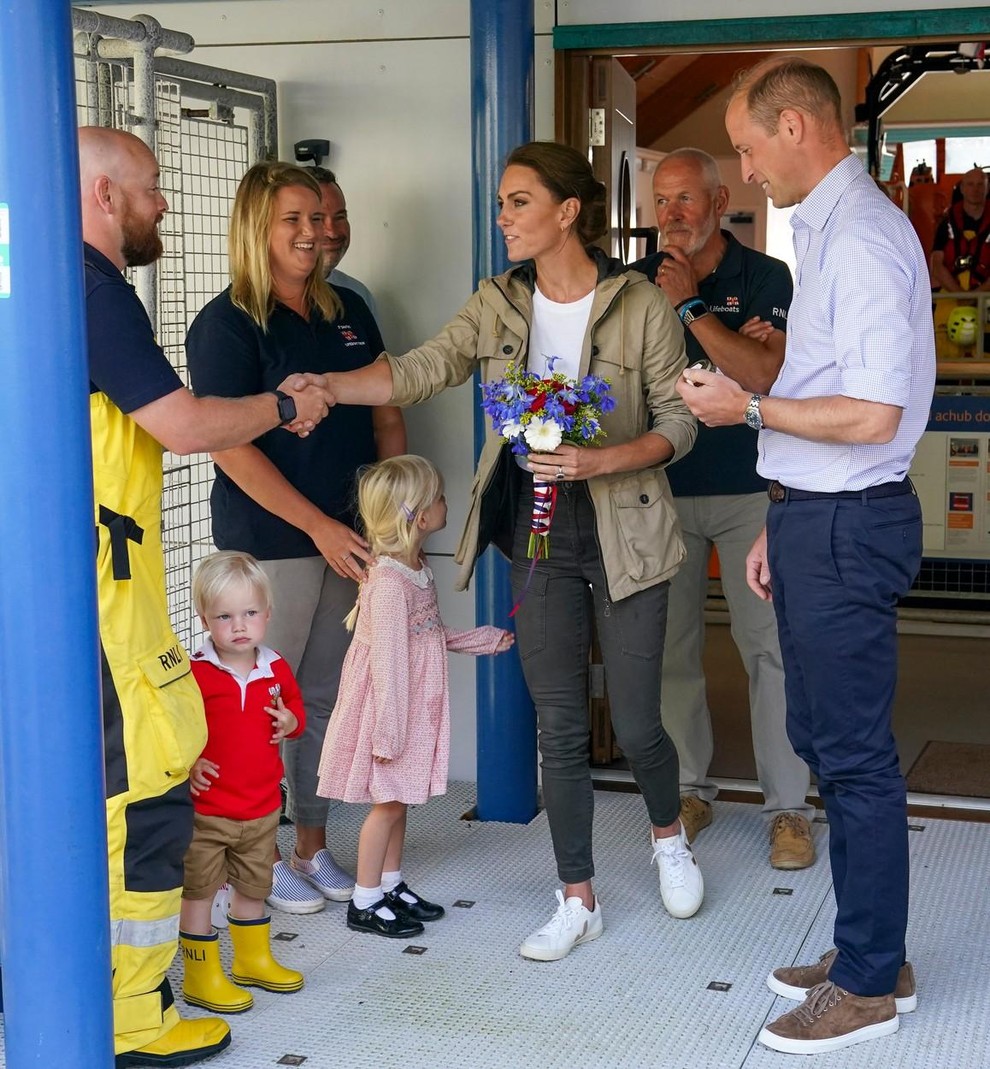 Kate je kavbojke skombinirala z belo majico in bež jesensko parko, jakno, ki je odporna na veter in dež, zato …