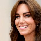 Kate Middleton žarela v kostimu, ki je čista klasika, a le zaradi enega elementa deluje izjemno mladostno (obenem ji podaljša noge!)