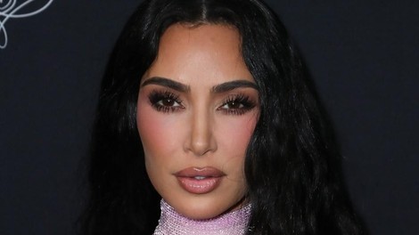 Maksi, do vratu zaprta, posuta s kristali: Kim Kardashian z obleko na rdeči preprogi zasenčila celo Nicole Kidman in Salmo Hayek