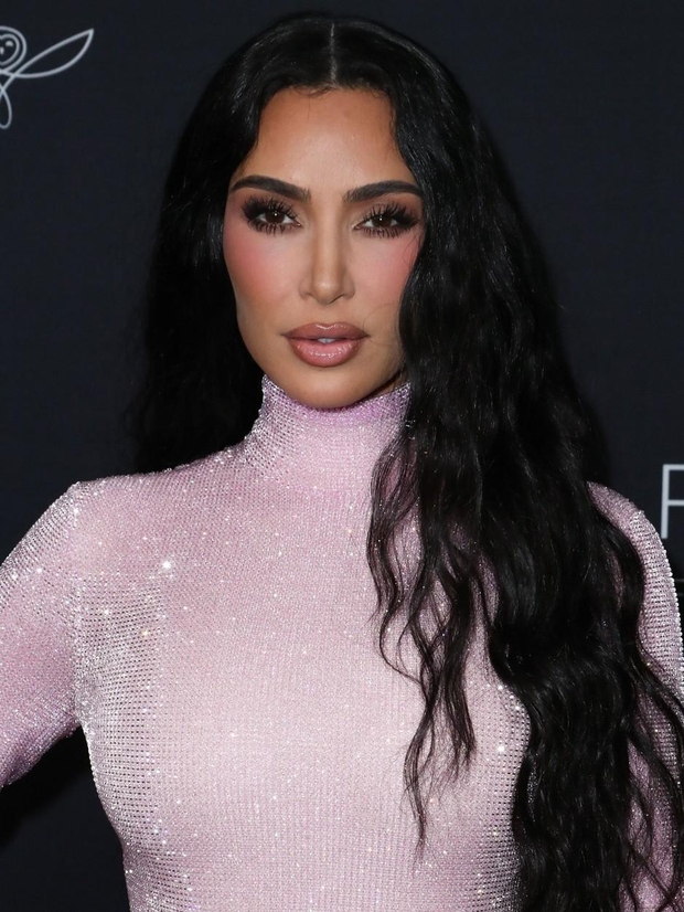 Kim Kardashian po mnenju modnih kritikov ni bila vedno najbolje oblečena na rdeči preprogi, a zna zablesteti tako, da za …