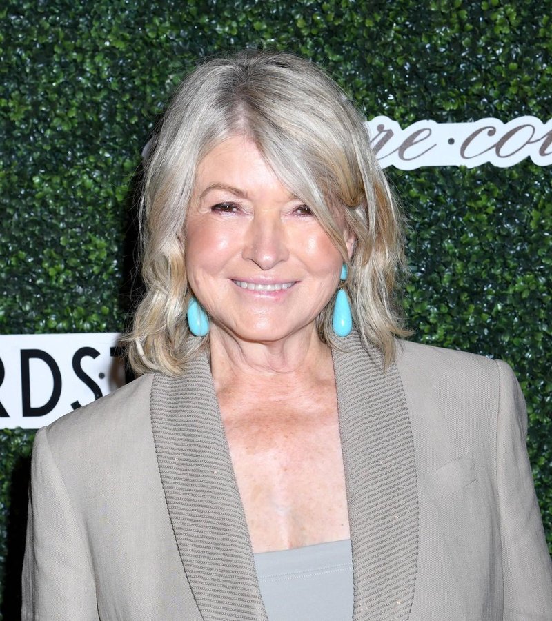 Martha Stewart nosila kroj kavbojk, na katerega prisegajo ženske nad 60 let. Poglejte, kako jih kombinirati s supergami Skechers
