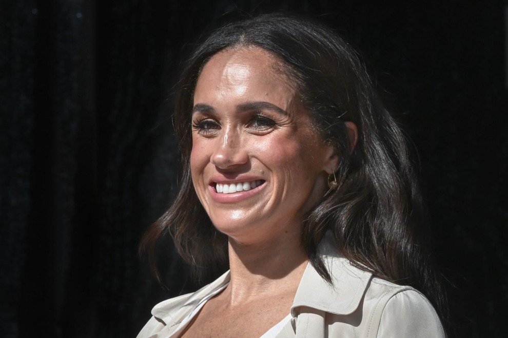 Meghan Markle je za podelitev medalj izbrala zelo prefinjeno opravo v nevtralnih bež tonih. Oglejte si jo na naslednjih fotografijah.