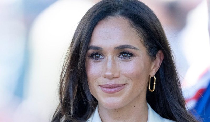 Rumena, sanjska in s skrivnim sporočilom njunima otrokoma: Svileno obleko je Meghan Markle prihranila za zadnji dan v Nigeriji
