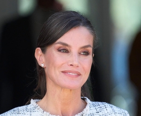 Španska kraljica Letizia s sproščeno pričesko, ki pomladi obraz vsake 50-letnice: Kraljeva različica trenda, ki je med zvezdnicami zelo priljubljen