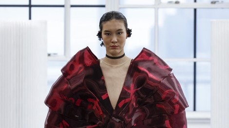 Couture Show Flying Solo na tednu mode v New Yorku: Nepozaben dogodek visoke mode pred mogočno panoramo Manhattna