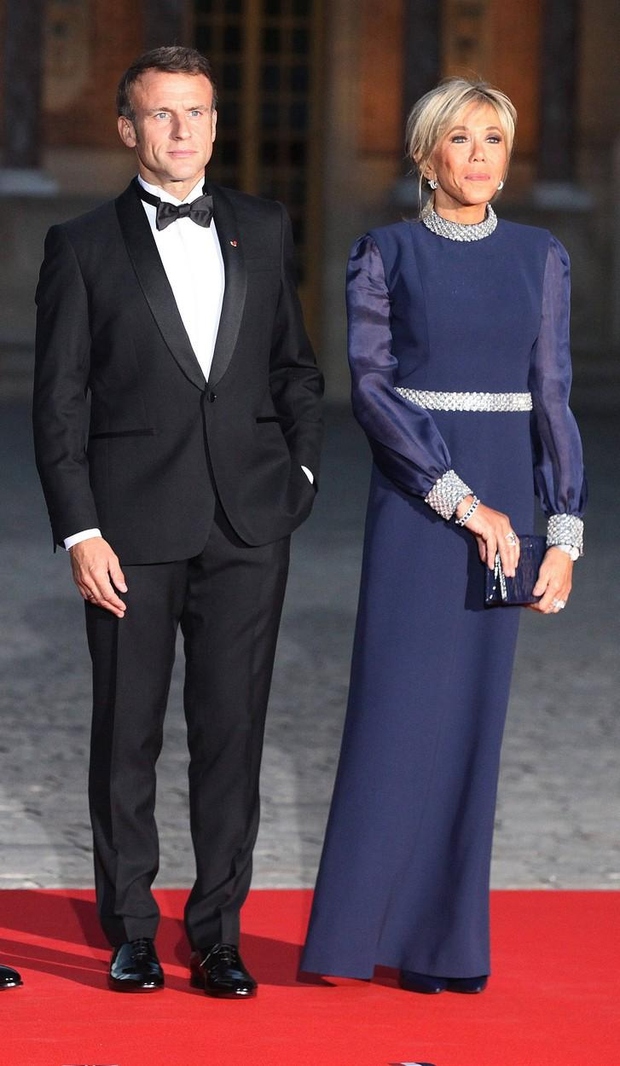 Prvi večer sta bila častna gosta na slavnostni večerji francoskega predsednika Emmanuela Macrona in njegove žene Brigitte v dvorani zrcal …