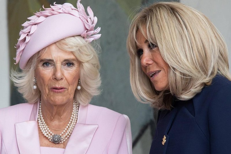 Brigitte Macron vs. kraljica Camilla: Katera je izbrala lepšo modro obleko za svečano večerjo v palači?
