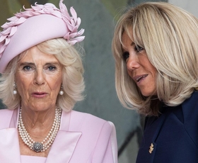 Brigitte Macron vs. kraljica Camilla: Katera je izbrala lepšo modro obleko za svečano večerjo v palači?